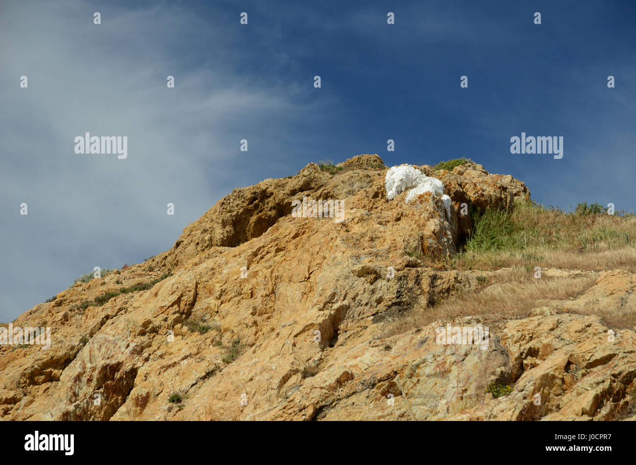 Oben auf den felsigen roten Insel Ile De La Pietra nahe der Stadt l ' Ile Rousse in der korsischen Küste. Stockfoto