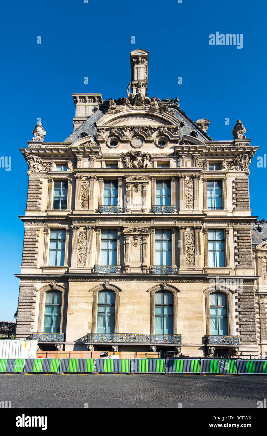 Der Pavillon de Flore ist Teil des Palais du Louvre und steht am