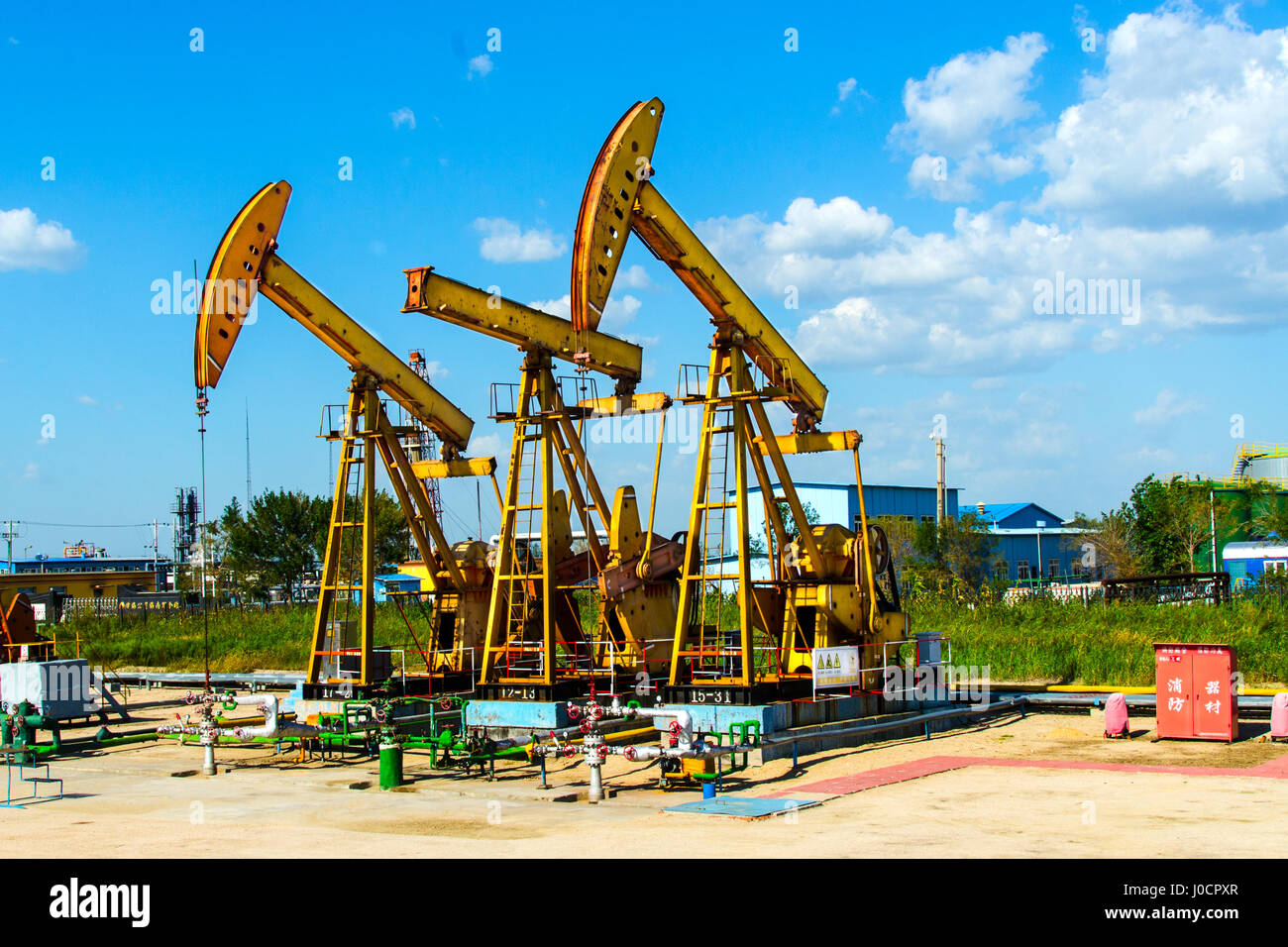 Ölpumpen im Liaohe Delta einige 30km südwestlich von Panjin City, Liaoning, China zu betreiben, auf einer Fläche von ökologischer Bedeutung Stockfoto