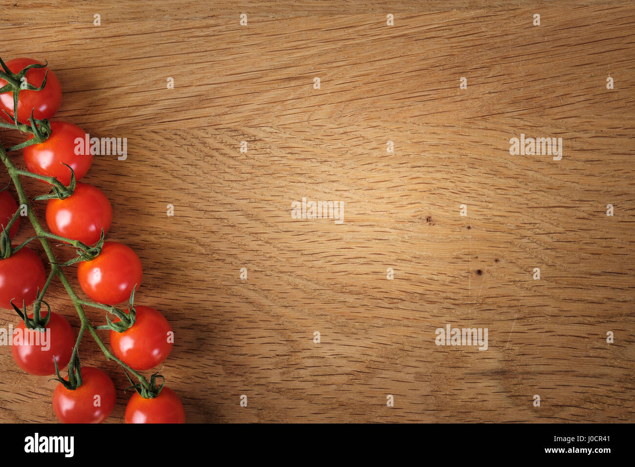 Essen und Kochen Konzept - Cherry-Tomaten auf Holz Hintergrund mit Textfreiraum Stockfoto
