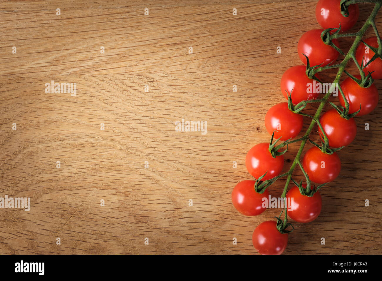Essen und Kochen Konzept - Cherry-Tomaten auf Holz Hintergrund mit Textfreiraum Stockfoto