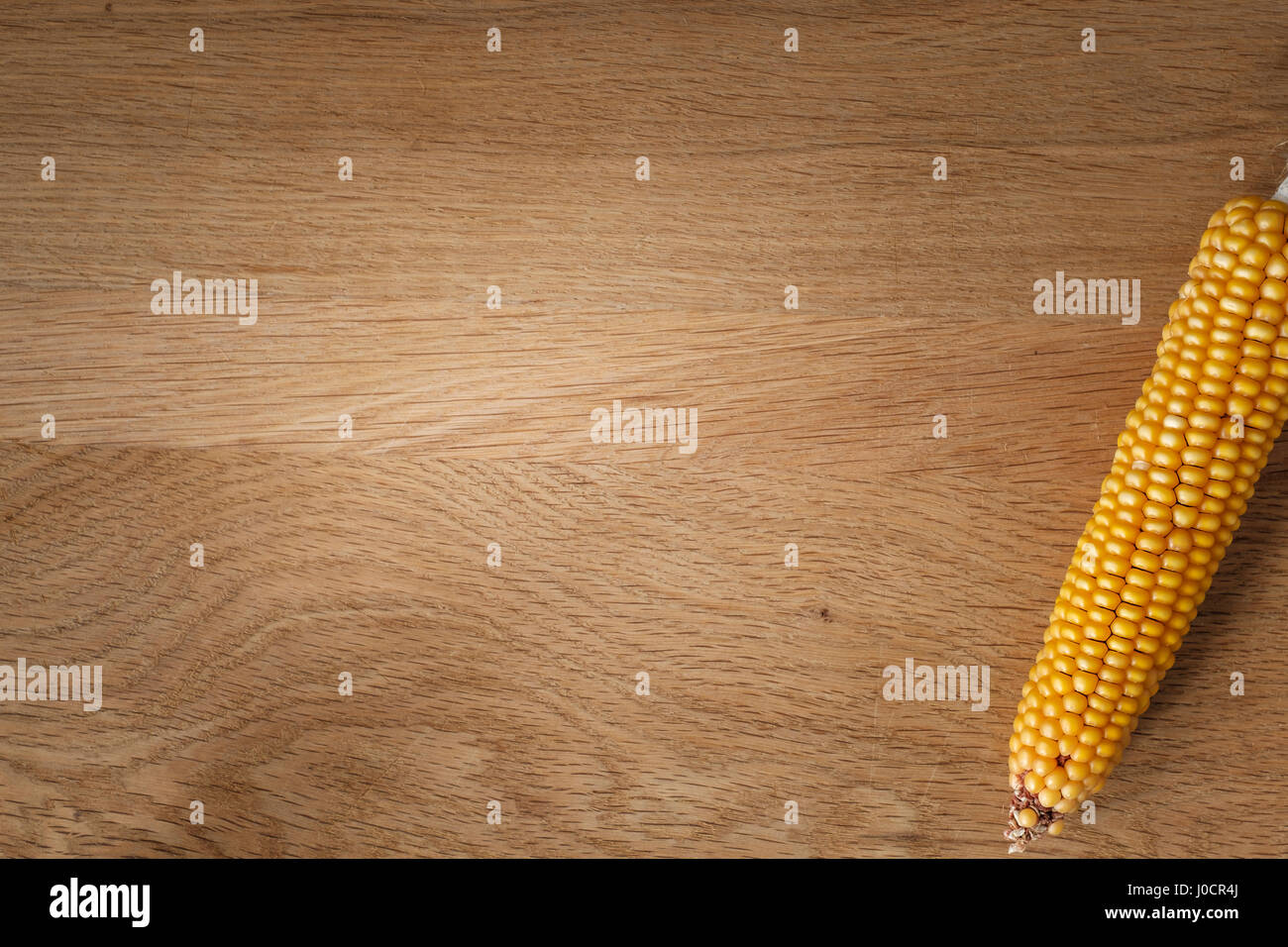 Holztisch mit Maiskolben mit Textfreiraum Stockfoto