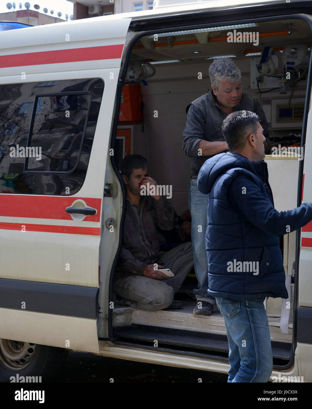 Diyabakir, Türkei. 11. April 2017. Die verletzten werden in das örtliche Krankenhaus nach einer Explosion in einem Gebäude in der südöstlichen Provinz Diyarbakir in der Türkei am 11. April 2017 Polizei gesendet. Eine Person wurde getötet und vier weitere verletzt in einer Explosion, die auf ein Gebäude in der südöstlichen Provinz Diyarbakir am Dienstag, das Büro des Gouverneurs angekündigt Bereitschaftspolizei aufgetreten sind. Bildnachweis: Xinhua/Alamy Live-Nachrichten Stockfoto