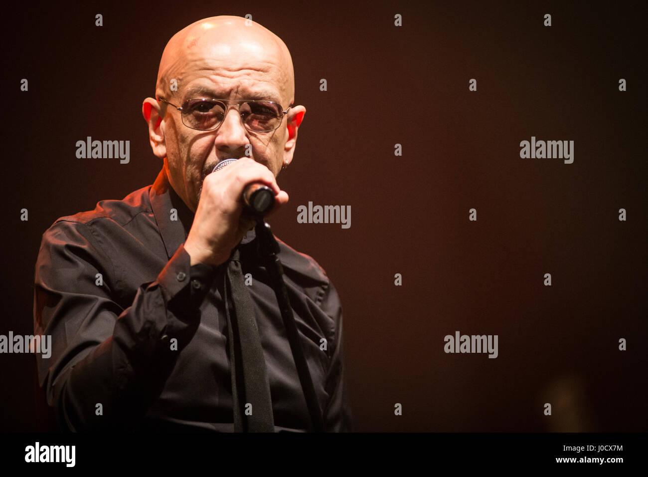 Mailand, Italien. 10. April 2017. Nach vierzig Jahren der italienischen Punkrock-Band DECIBEL hat wurde wiedervereinigt live auf der Bühne Teatro Della Luna während der "Noblesse Oblige Tour" Credit: Rodolfo weitertransferiert/Alamy Live News Stockfoto