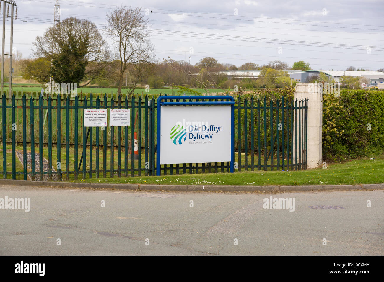 Packeseln, Wrexham, Großbritannien. 11. April 2017. Der zentrale Eingang zu Dee Valley Water Plc das Unternehmen unterlag einer jüngsten Übernahme von Servern Trent Water Plc im Februar 2017 mit der Angst vor Entlassungen nach einer Ankündigung von Severn Trent aus möglichen Verlust von Arbeitsplätzen zwei Monate nach der Übernahme Credit: David Pimborough/Alamy Live News Stockfoto