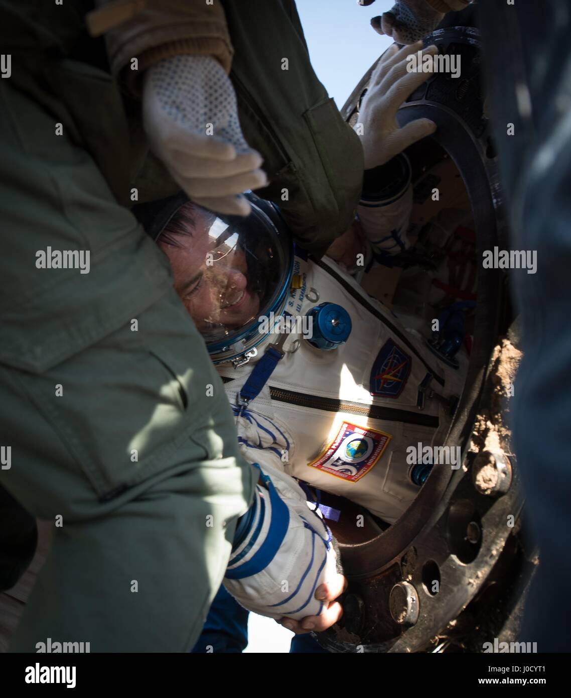 Zhezkazgan, Kasachstan. 10. April 2017. NASA-Astronaut Shane Kimbrough wird aus der Sojus MS-02 Sonde nur wenige Minuten nach der Landung in einer abgelegenen Gegend 10. April 2017 in der Nähe von Zhezkazgan, Kasachstan geholfen. Das Raumschiff zurück, trägt die internationale Raumstation ISS-Expedition 50 Mission Crew nach 173 Tagen im Raum. Bildnachweis: Planetpix/Alamy Live-Nachrichten Stockfoto
