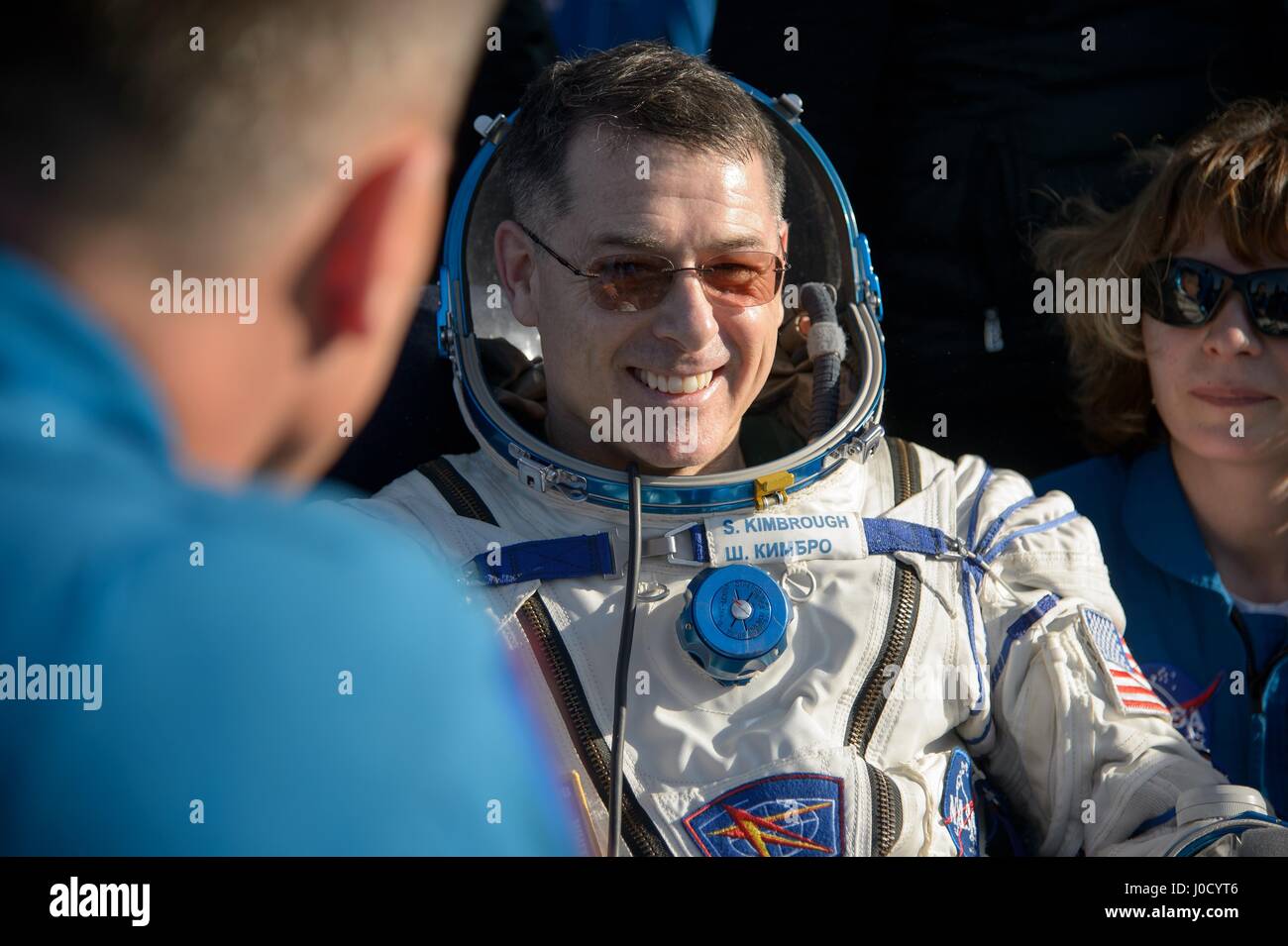 Zhezkazgan, Kasachstan. 10. April 2017. NASA-Astronaut Shane Kimbrough ruht auf einem Stuhl außerhalb der Sojus MS-02 Sonde nur wenige Minuten nach der Landung in einer abgelegenen Gegend 10. April 2017 in der Nähe von Zhezkazgan, Kasachstan. Das Raumschiff zurück, trägt die internationale Raumstation ISS-Expedition 50 Mission Crew nach 173 Tagen im Raum. Bildnachweis: Planetpix/Alamy Live-Nachrichten Stockfoto