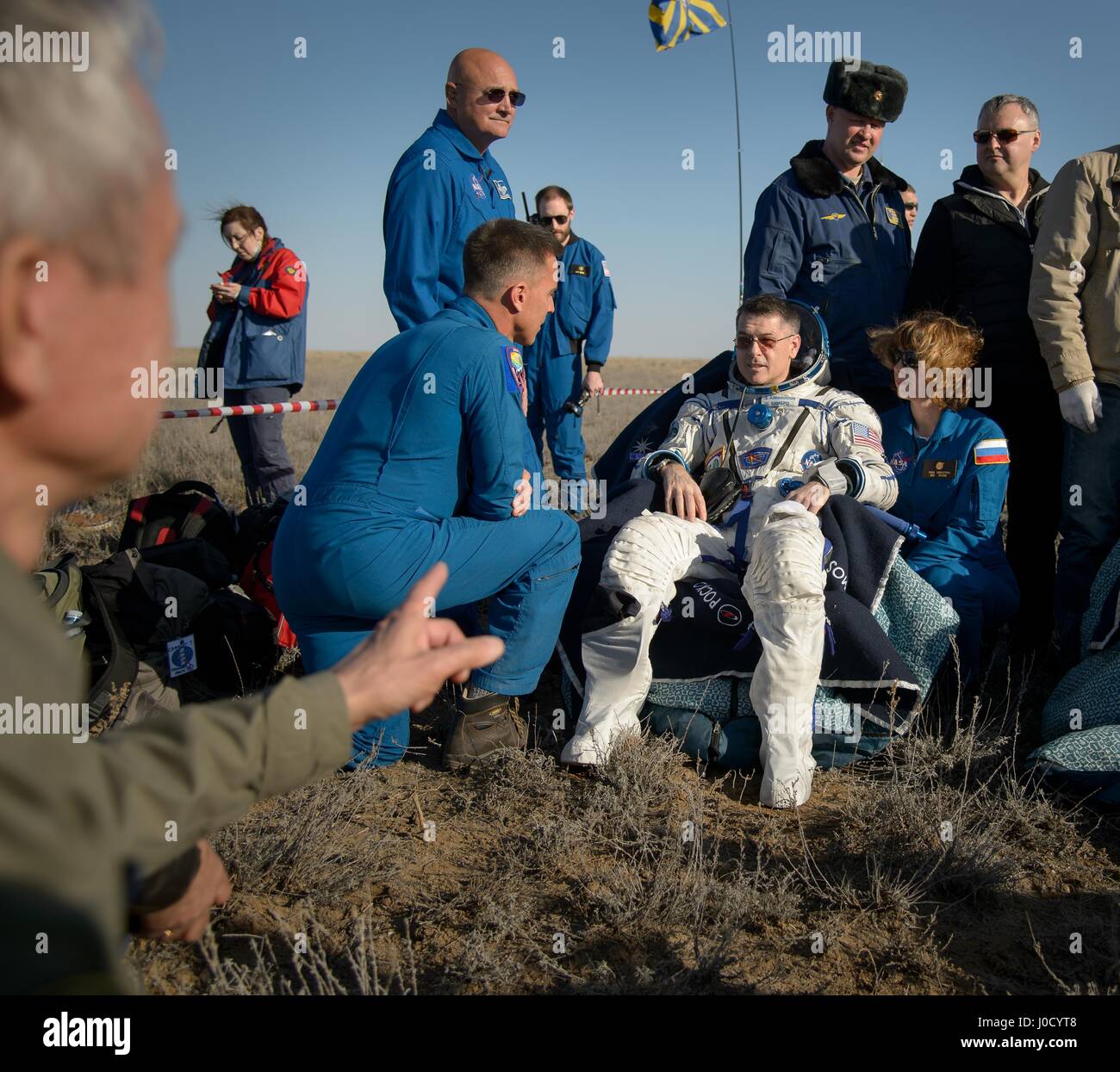 Zhezkazgan, Kasachstan. 10. April 2017. NASA-Astronaut Shane Kimbrough ruht auf einem Stuhl außerhalb der Sojus MS-02 Sonde nur wenige Minuten nach der Landung in einer abgelegenen Gegend 10. April 2017 in der Nähe von Zhezkazgan, Kasachstan. Das Raumschiff zurück, trägt die internationale Raumstation ISS-Expedition 50 Mission Crew nach 173 Tagen im Raum. Bildnachweis: Planetpix/Alamy Live-Nachrichten Stockfoto