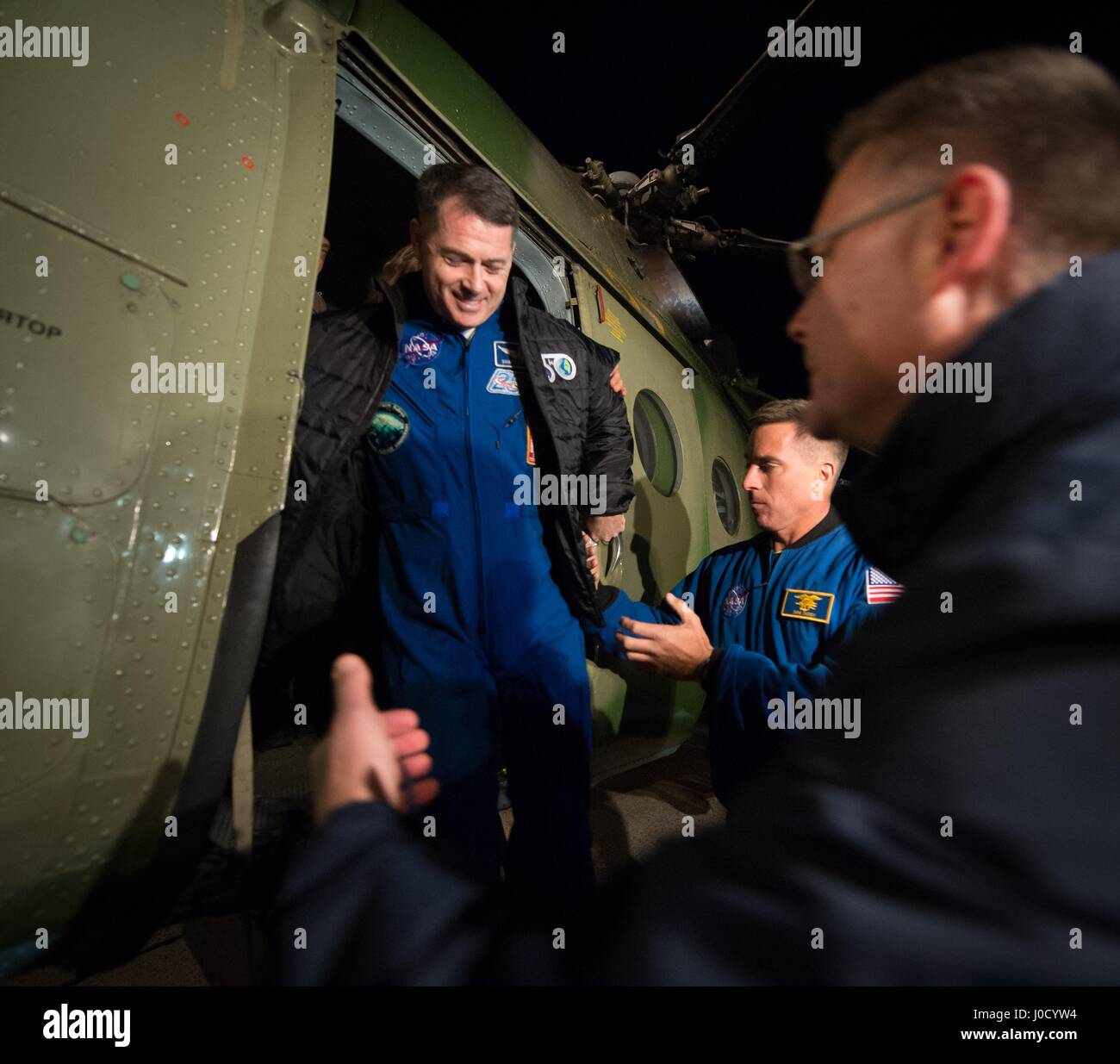 Zhezkazgan, Kasachstan. 10. April 2017. NASA-Astronaut Shane Kimbrough, links, ist aus der MI-8 Hubschrauber am Flughafen Karaganda nach der Landung in einer abgelegenen Gegend 10. April 2017 in der Nähe von Zhezkazgan, Kasachstan geholfen. Das Raumschiff zurück, trägt die internationale Raumstation ISS-Expedition 50 Mission Crew nach 173 Tagen im Raum. Bildnachweis: Planetpix/Alamy Live-Nachrichten Stockfoto