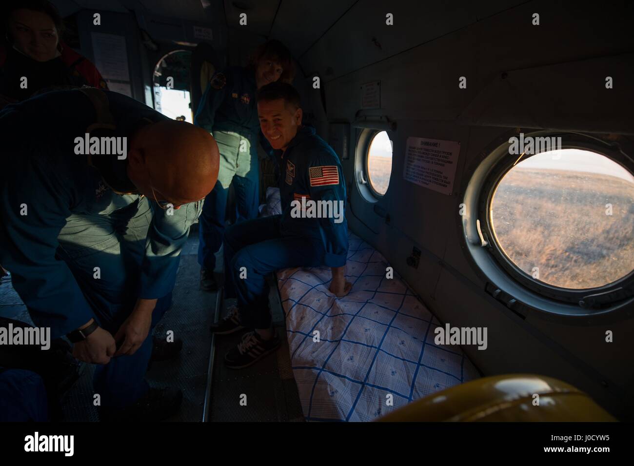 Zhezkazgan, Kasachstan. 10. April 2017. NASA-Astronaut Shane Kimbrough, Recht, ruht an Bord die Recover-Hubschraubers MI-8, wie er nach der Landung in einer abgelegenen Gegend 10. April 2017 in der Nähe von Zhezkazgan, Kasachstan Karaganda Flughafen transportiert wird. Das Raumschiff zurück, trägt die internationale Raumstation ISS-Expedition 50 Mission Crew nach 173 Tagen im Raum. Bildnachweis: Planetpix/Alamy Live-Nachrichten Stockfoto