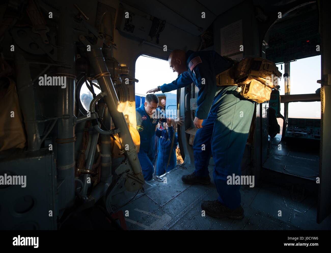 Zhezkazgan, Kasachstan. 10. April 2017. NASA-Astronaut ist Shane Kimbrough geholfen an Bord des Hubschraubers MI-8 wiederherstellen von NASA Flug Arzt Blake Chamberlain für den Transport nach Karaganda Airport nach der Landung in einer abgelegenen Gegend 10. April 2017 in der Nähe von Zhezkazgan, Kasachstan. Das Raumschiff zurück, trägt die internationale Raumstation ISS-Expedition 50 Mission Crew nach 173 Tagen im Raum. Bildnachweis: Planetpix/Alamy Live-Nachrichten Stockfoto