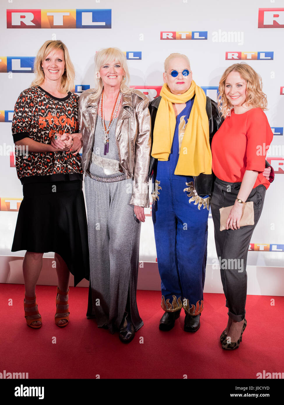 Köln, Deutschland. 11. April 2017. Schauspielerin Anna Schudt (L-R), Comedian und Schauspielerin Gaby Köster, TV-Moderatorin Hella von Sinnen und die Schauspielerin Jasmin Schwiers für die Premiere von ankommen "Gaby Köster: A Cold würde schon genug" (deutscher Titel: "Gaby Köster · Ein Schnupfen Hätte Auch Gereicht ") in Köln, Deutschland, 11. April 2017. Der Film, der von den öffentlich-rechtlichen Sender RTL produziert wurde, folgt die deutsche Schauspielerin Gaby Köster Genesung nach einem Schlaganfall im Jahr 2008. Es wird am 14. April um 20:15 Uhr Schudt spielt Koester in dem Film ausgestrahlt werden. Foto: Rolf Vennenbernd/Dpa/Alamy Live News Stockfoto