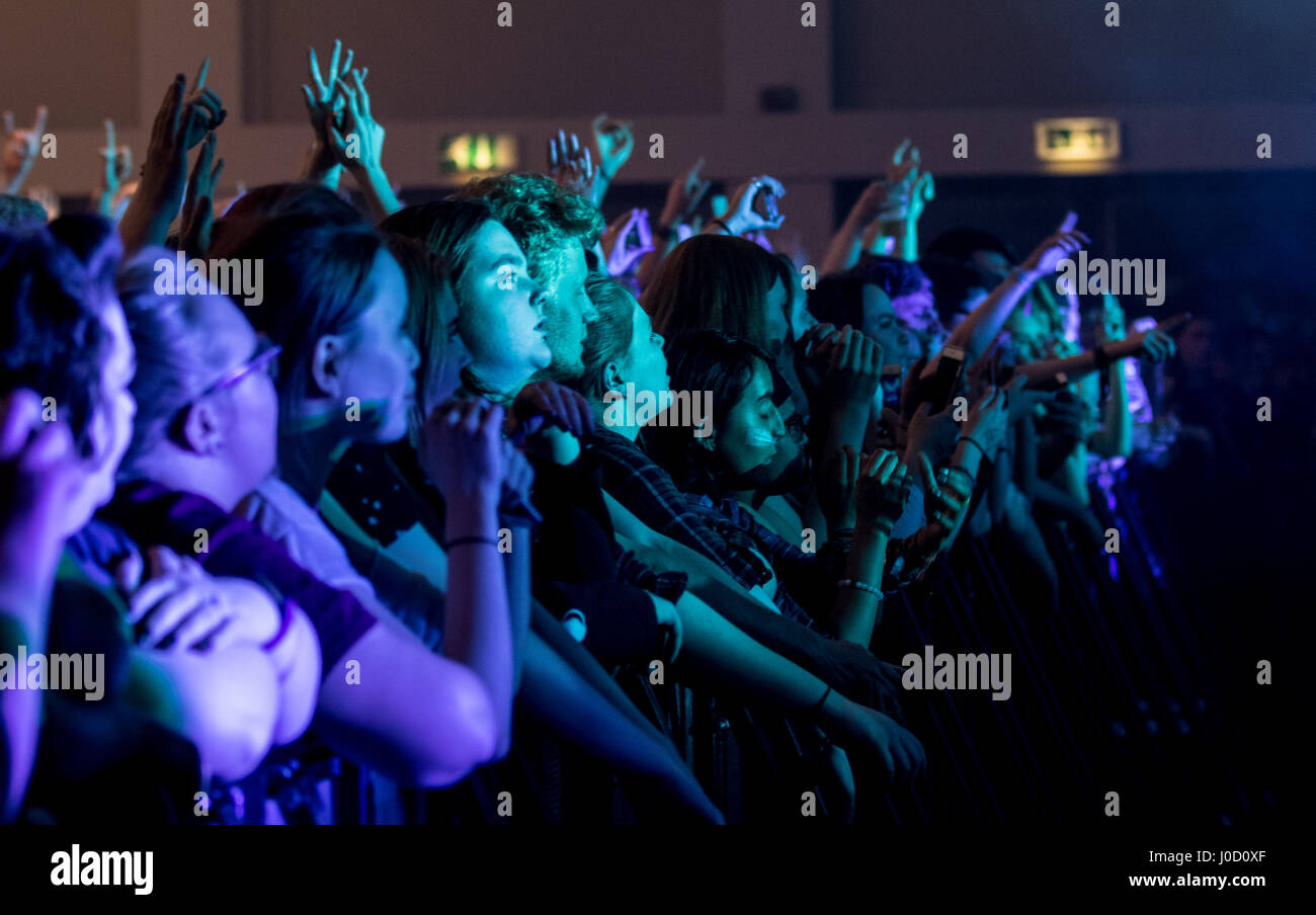 Bournemouth, UK. 11. April 2017. Ihr mich an sechs lebt in Bournemouth International Centre. Bildnachweis: Charlie Raven/Alamy Live-Nachrichten Stockfoto