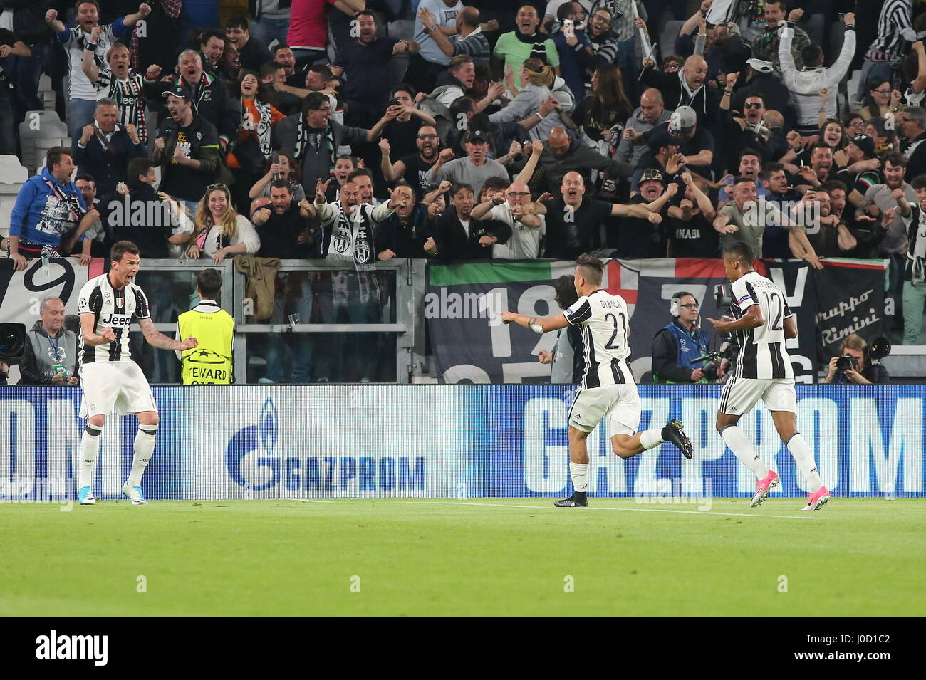 Turin, Italien. 11. April 2017. Paulo Dybala (Juventus FC) feiern nach seinem zweiten Tor während der 1. Etappe der Championsleague-Viertelfinale zwischen Juventus FC und FCB Barcelona Juventus Stadium am 11. April 2017 in Turin, Italien. Juventus gewann 3: 0 gegen Barcelona. Bildnachweis: Massimiliano Ferraro/Alamy Live-Nachrichten Stockfoto