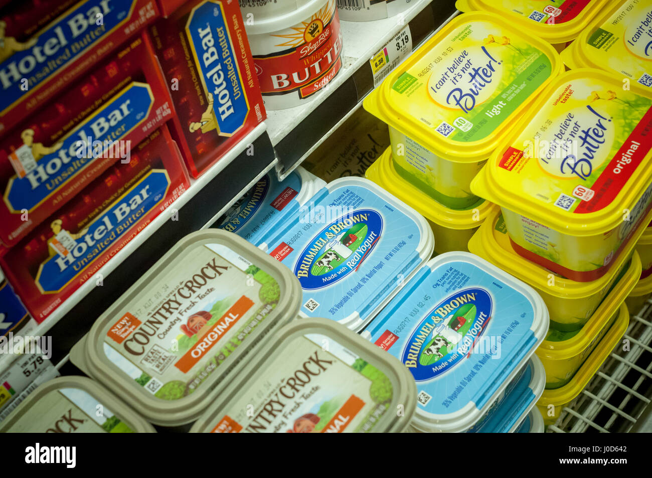 Wannen von Unilever breitet sich in einem Supermarkt Kühler auf Samstag, 8. April 2017. Unilever hat vor kurzem angekündigt, dass es einen Verkauf des Geschäfts breitet sich unter anderen Kostensenkungsmaßnahmen zu erforschen war. (© Richard B. Levine) Stockfoto