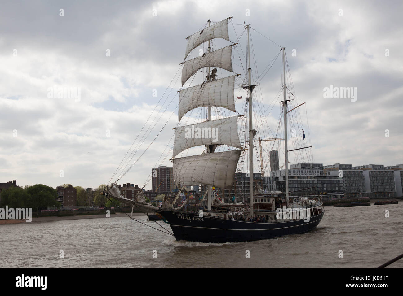 Woolwich, London, UK. 12. April 2017. Tall Ship Festival der königlichen Arsenal Woolwich. Die Morgenster Segeln vorbei an Segel Thalassa unter der Flagge der Niederlande Credit: Brian Southam/Alamy Live News Stockfoto