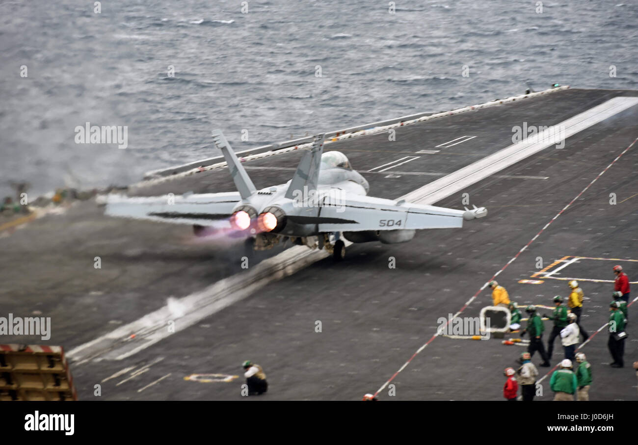 Ein US-Navy EA - 18G Growler Kämpfer befestigt "Lancers" Electronic Attack Squadron 131 startet aus dem Flugdeck der Flugzeugträger der Nimitz-Klasse USS George H.W. Bush 8. April 2017 in den Persischen Golf. Der Flugzeugträger ist im Betrieb innewohnende zu lösen, gegen den islamischen Staat im Irak und in Syrien eingesetzt. Stockfoto