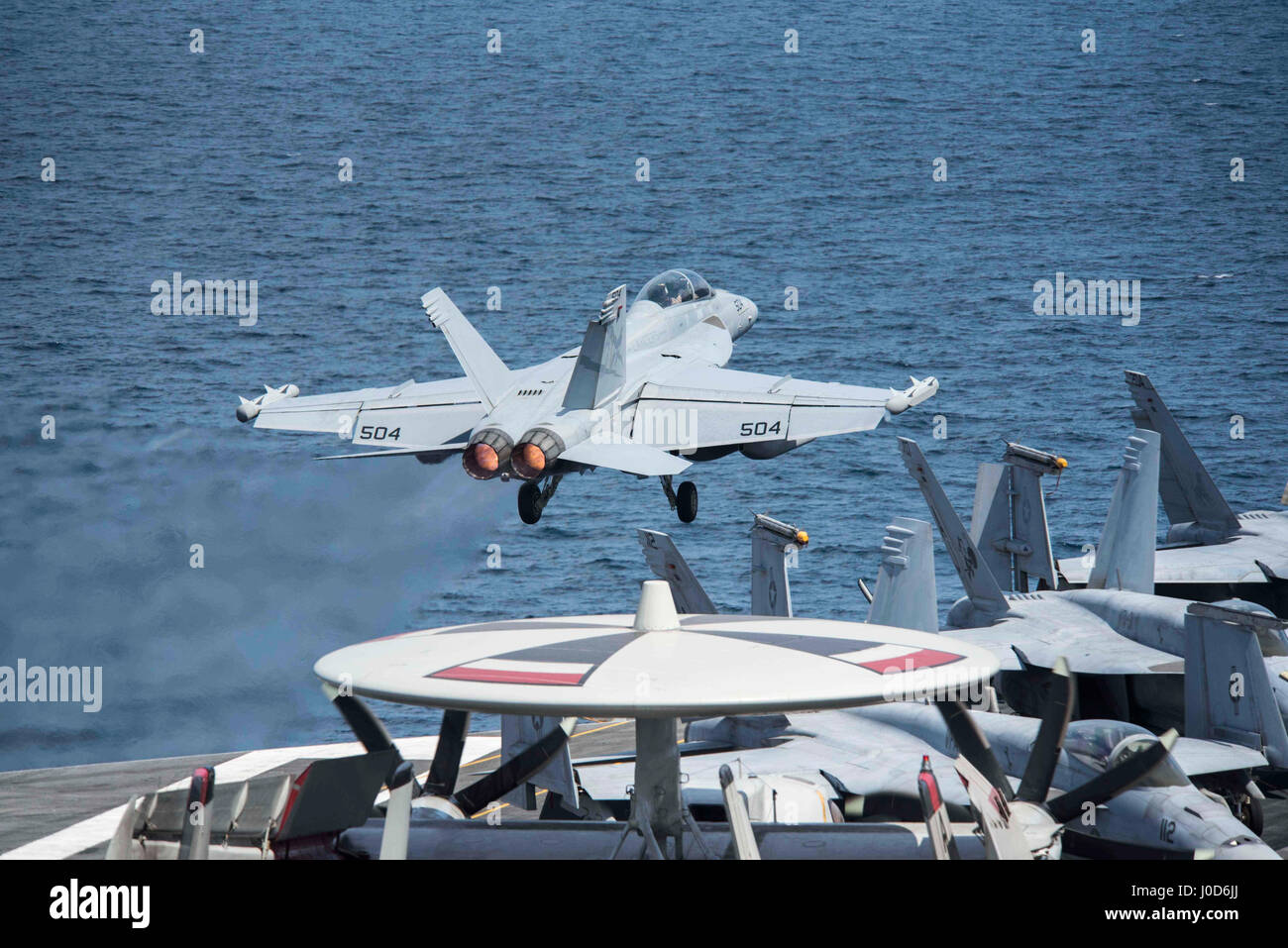 Ein US-Navy EA - 18G Growler Kämpfer befestigt "Lancers" Electronic Attack Squadron 131 startet aus dem Flugdeck der Flugzeugträger der Nimitz-Klasse USS George H.W. Bush 6. April 2017 in den Persischen Golf. Der Flugzeugträger ist im Betrieb innewohnende zu lösen, gegen den islamischen Staat im Irak und in Syrien eingesetzt. Stockfoto