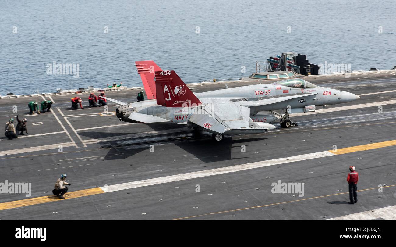 Ein US Navy F/A - 18C Hornet-Kampfflugzeuge angebracht zu den "Ragin Bulls' Strike Fighter Squadron 37 startet aus dem Flugdeck der Flugzeugträger der Nimitz-Klasse USS George H.W. Bush 10. April 2017 in den Persischen Golf. Der Flugzeugträger ist im Betrieb innewohnende zu lösen, gegen den islamischen Staat im Irak und in Syrien eingesetzt. Stockfoto