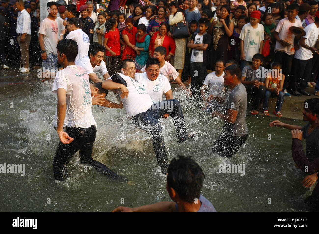 Kathmandu, Nepal. 12. April 2017. Nepalesische Feiernden werfen einander in einem Teich bei Gahana Khojne Festival in Kathmandu, Nepal auf Mittwoch, 12. April 2017. Es wird vermutet, dass einmal vier Göttinnen ihre Juwelen verloren und entspann sich eine hektische Suche Suche bis jetzt im Teich des verlorenen Juwelen. Bildnachweis: Skanda Gautam/ZUMA Draht/Alamy Live-Nachrichten Stockfoto