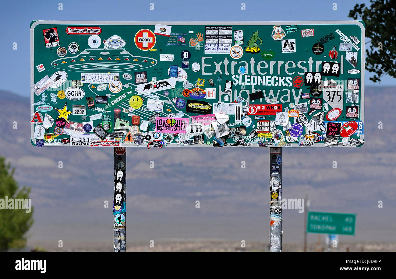 Alamo, Nevada, USA. 5. August 2014. Extraterrestrial Highway-Schilder, bedeckt mit Aufklebern, sieht man entlang der Nevada State Route 375 auf Dienstag, 5. August 2014, außerhalb von Alamo, Nevada. Staatsbeamte ließen sich inspirieren von den Außerirdischen Legenden im Bereich 51and synchronisiert die 98 Meile Strecke von US 93, US 6, Extraterrestrial Highway im Februar 1996. Bildnachweis: David Becker/ZUMA Draht/Alamy Live-Nachrichten Stockfoto