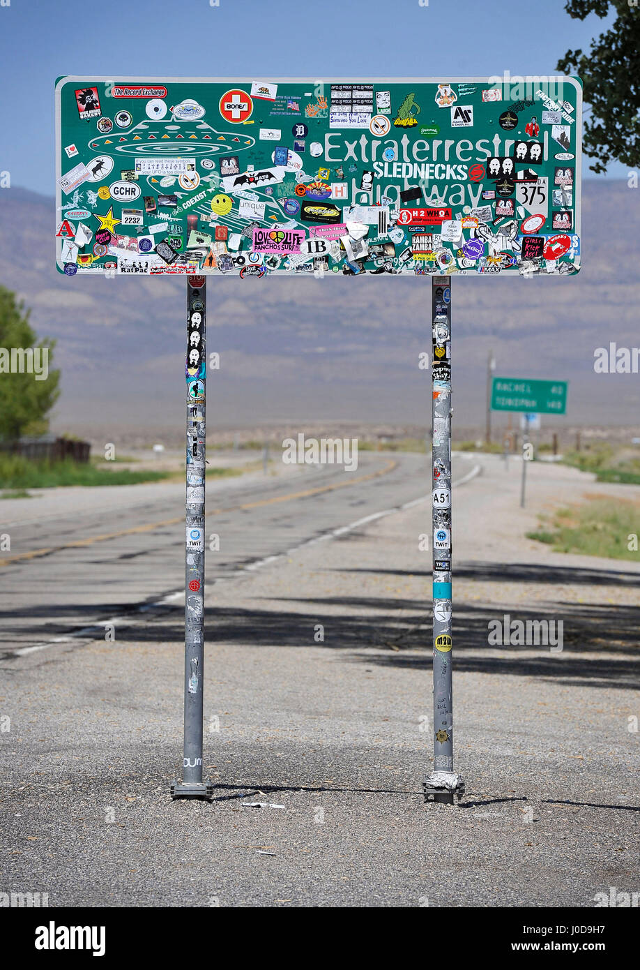 Alamo, Nevada, USA. 5. August 2014. Extraterrestrial Highway-Schilder, bedeckt mit Aufklebern, sieht man entlang der Nevada State Route 375 auf Dienstag, 5. August 2014, außerhalb von Alamo, Nevada. Staatsbeamte ließen sich inspirieren von den Außerirdischen Legenden im Bereich 51and synchronisiert die 98 Meile Strecke von US 93, US 6, Extraterrestrial Highway im Februar 1996. Bildnachweis: David Becker/ZUMA Draht/Alamy Live-Nachrichten Stockfoto