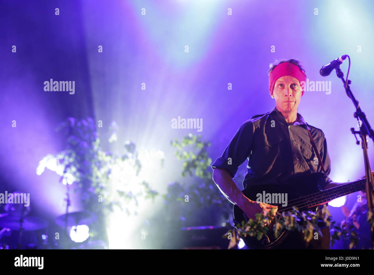 London, UK. 12. April 2017. Neil Hamilton Wilkinson von British Sea Power die live auf der Bühne im Shepherds Bush Empire für O2 in London. Foto: Mittwoch, 12. April 2017.  Bildnachweis: Roger Garfield/Alamy Live-Nachrichten Stockfoto