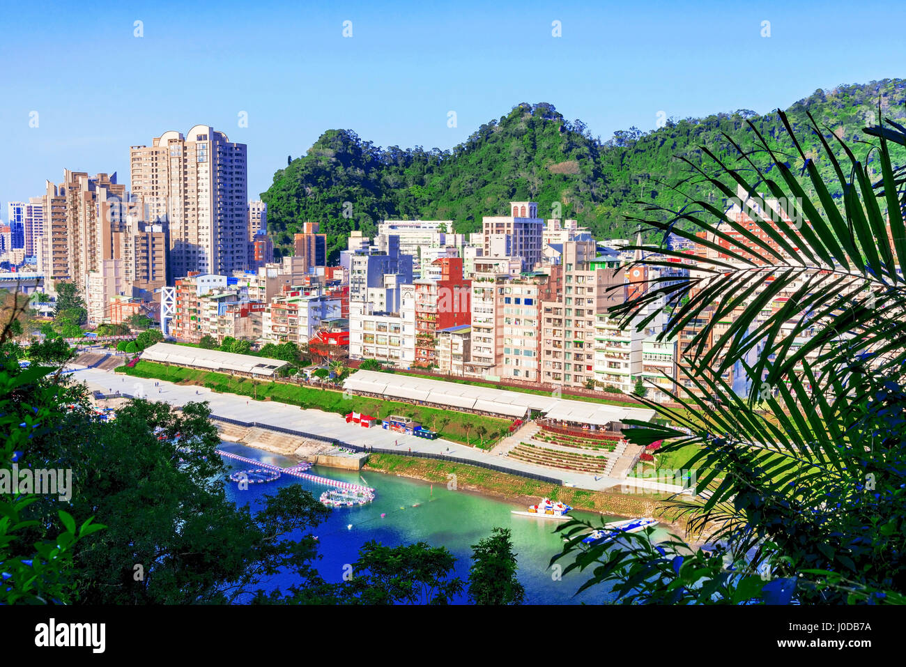 Panoramaficht auf die Gebäude am Taipei-Fluss in Xindian Stockfoto