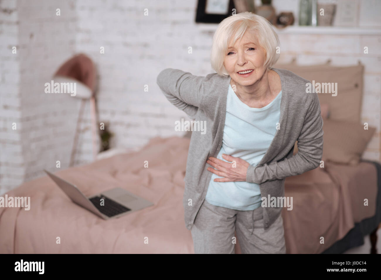 Auf keinen Fall. Ältere Dame lehnte wegen schreckliche Rückenschmerzen zu Hause stehen. Stockfoto