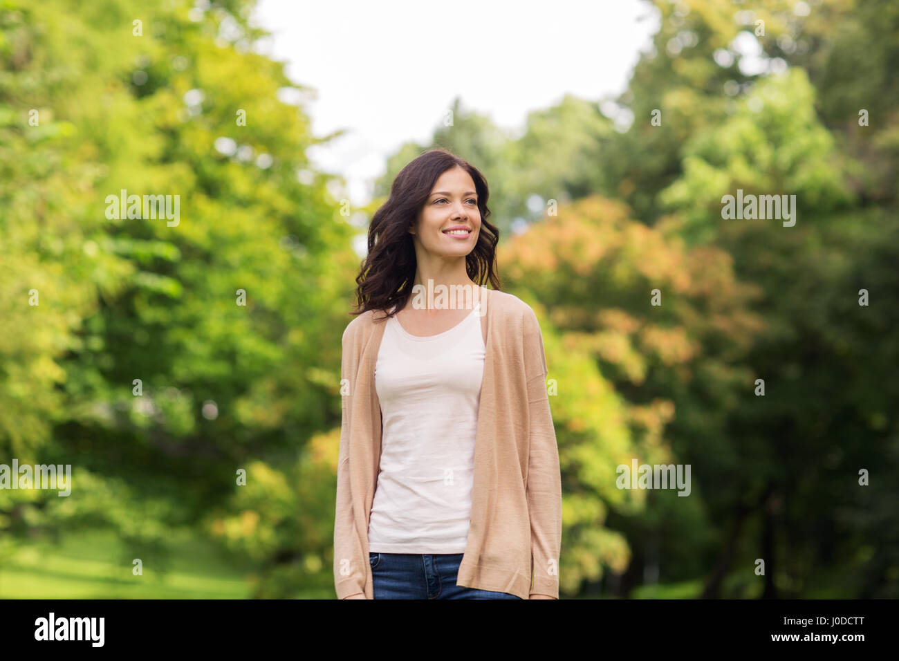 schöne glückliche junge Frau im Sommerpark Stockfoto