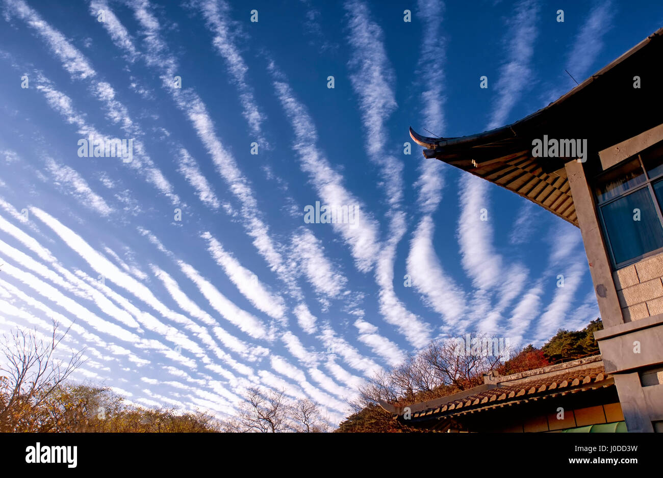 Ein Gebäude unter einem bewölkten Nachmittag Sonnenhimmel auf Huangshan oder gelben Berg befindet sich in der Provinz Anhui China. Stockfoto