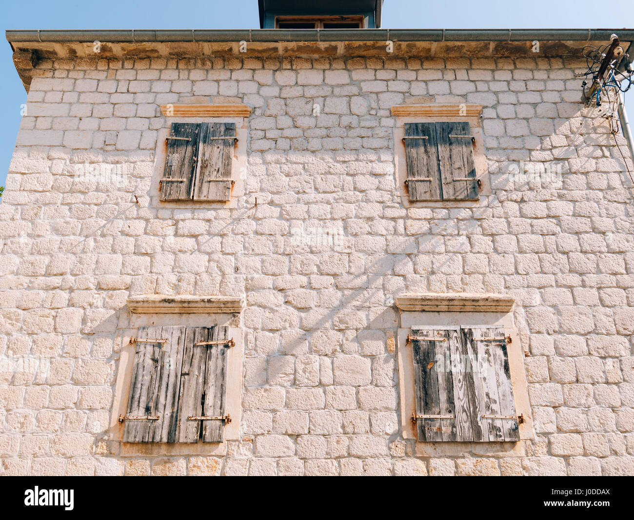 Weißen Fensterläden. Die Fassade der Häuser Stockfoto