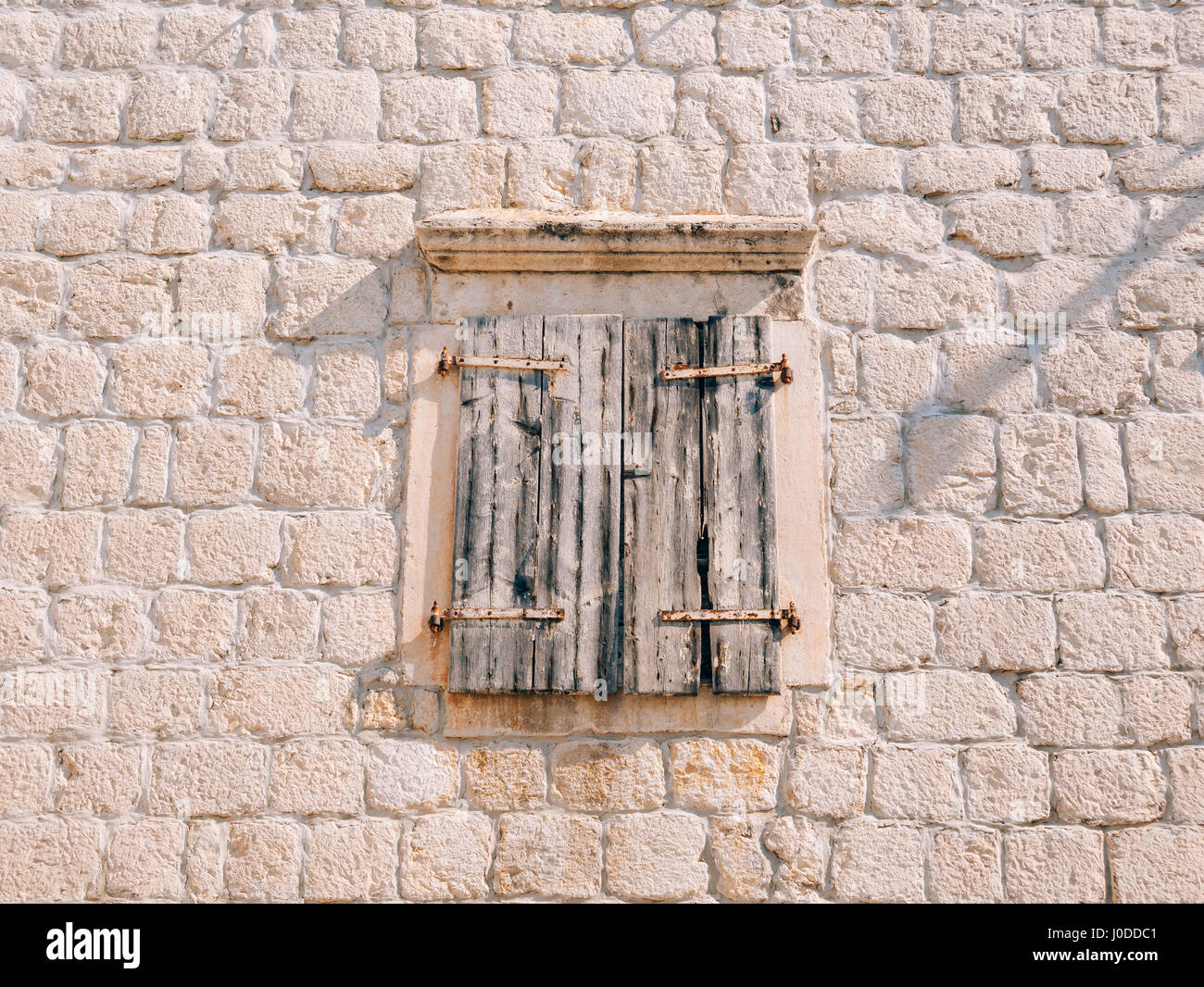 Weißen Fensterläden. Die Fassade der Häuser Stockfoto