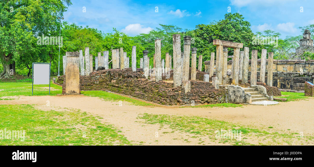 Die Ruinen des Atadage in Dalada Maluwa Ausgrabungsstätte, Polonnaruwa, Sri Lanka. Stockfoto