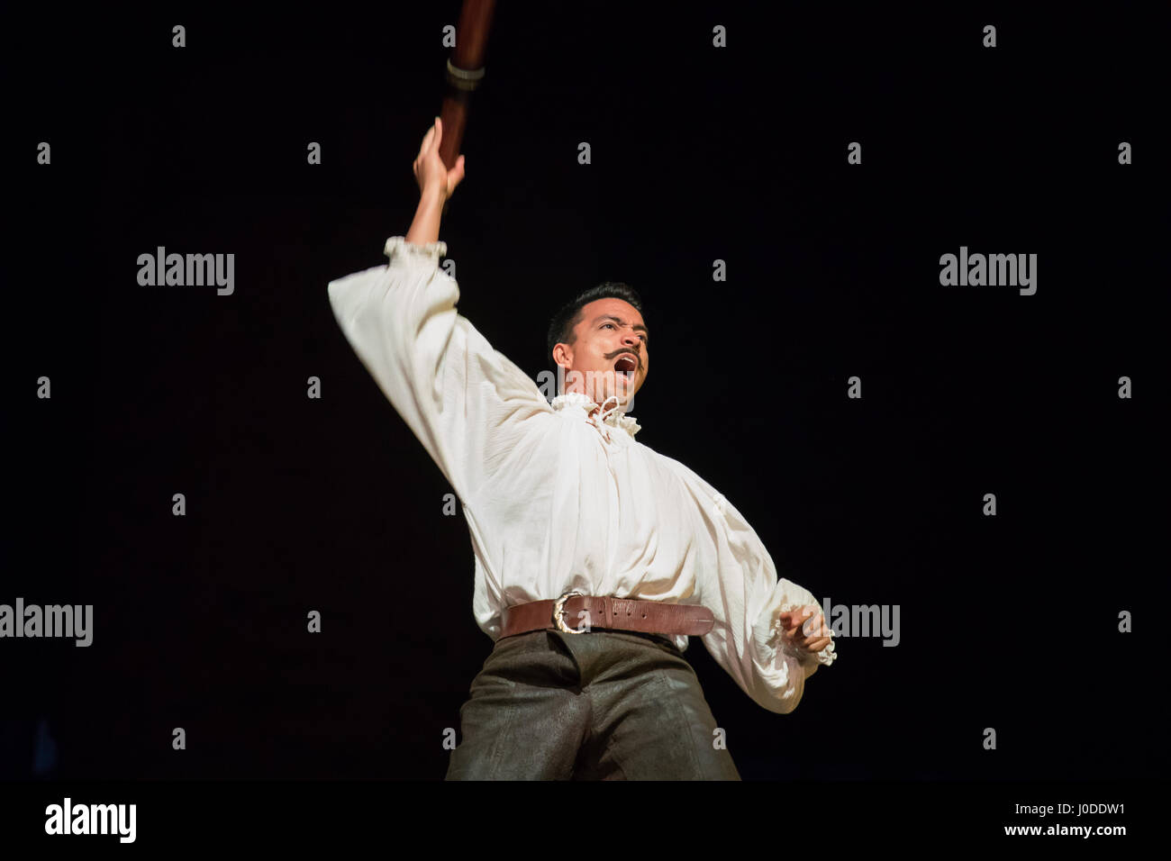 Cancun, Mexiko - 16. März 2017: Applying Mann in einem alten Stil Kostüm. Stockfoto