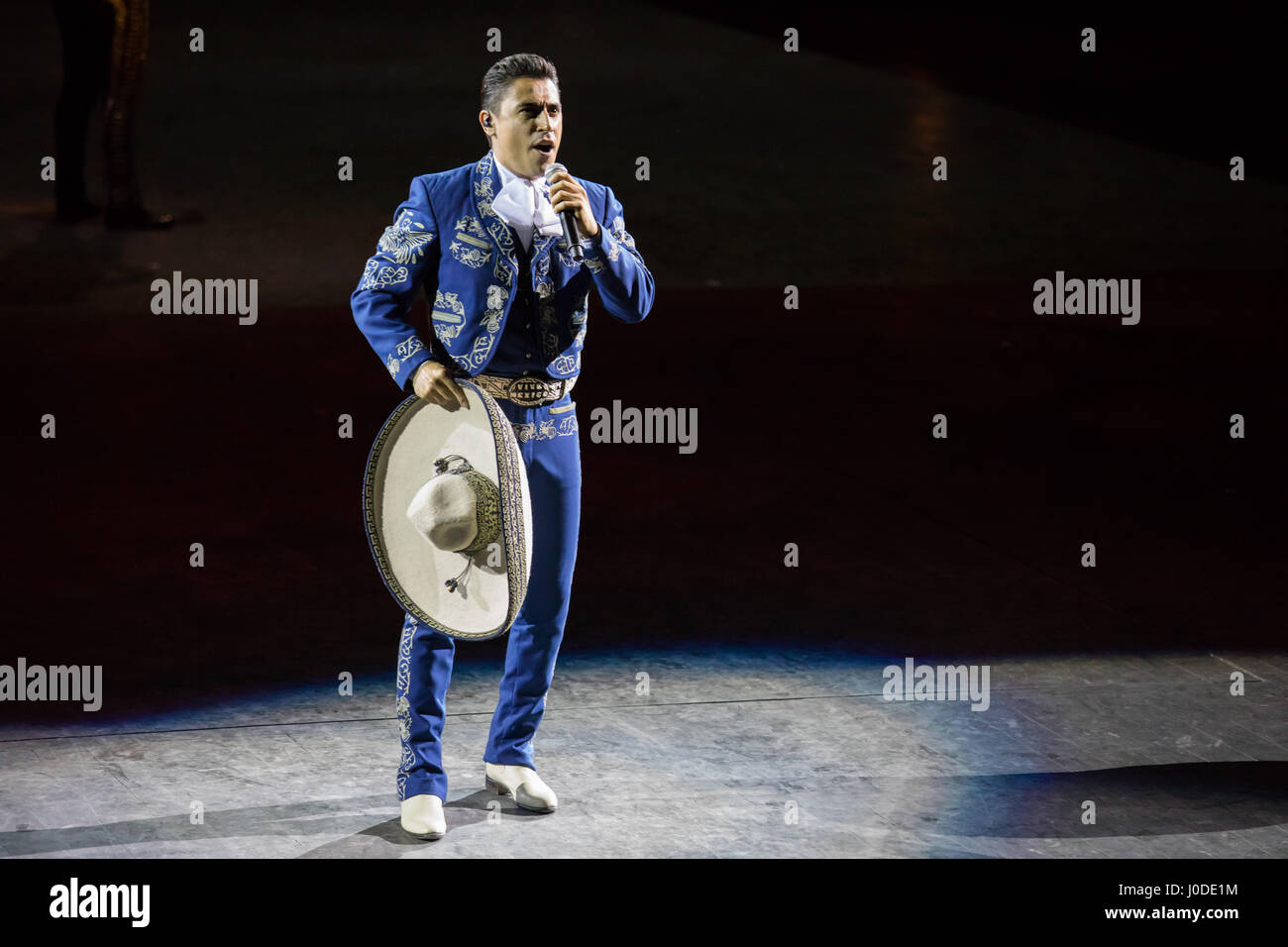 Cancun, Mexiko - 16. März 2017: Applying Mann in einem alten Stil Kostüm. Stockfoto
