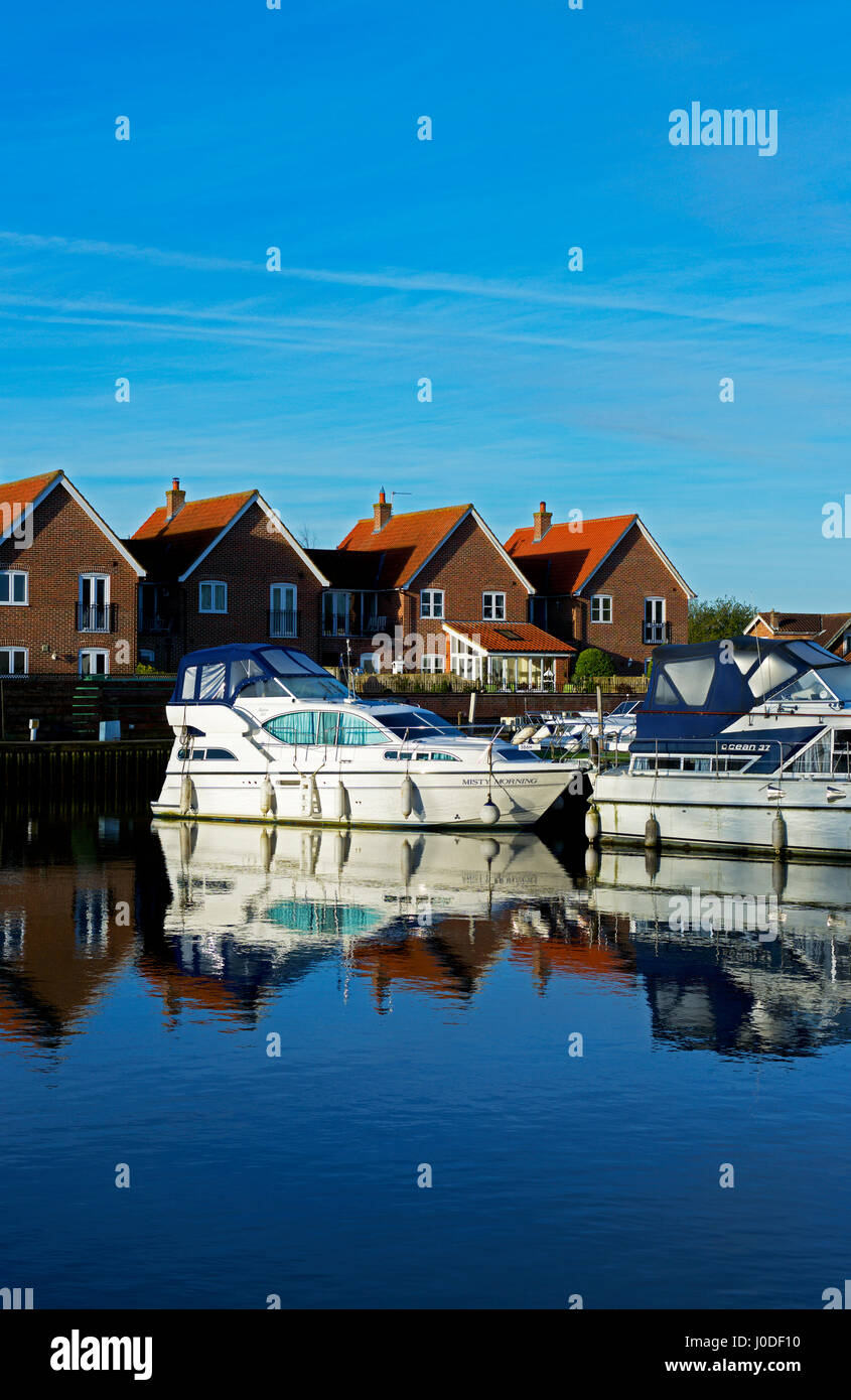 Boote auf dem Fluss Waveney, Beccles, Norfolk, England Großbritannien Stockfoto
