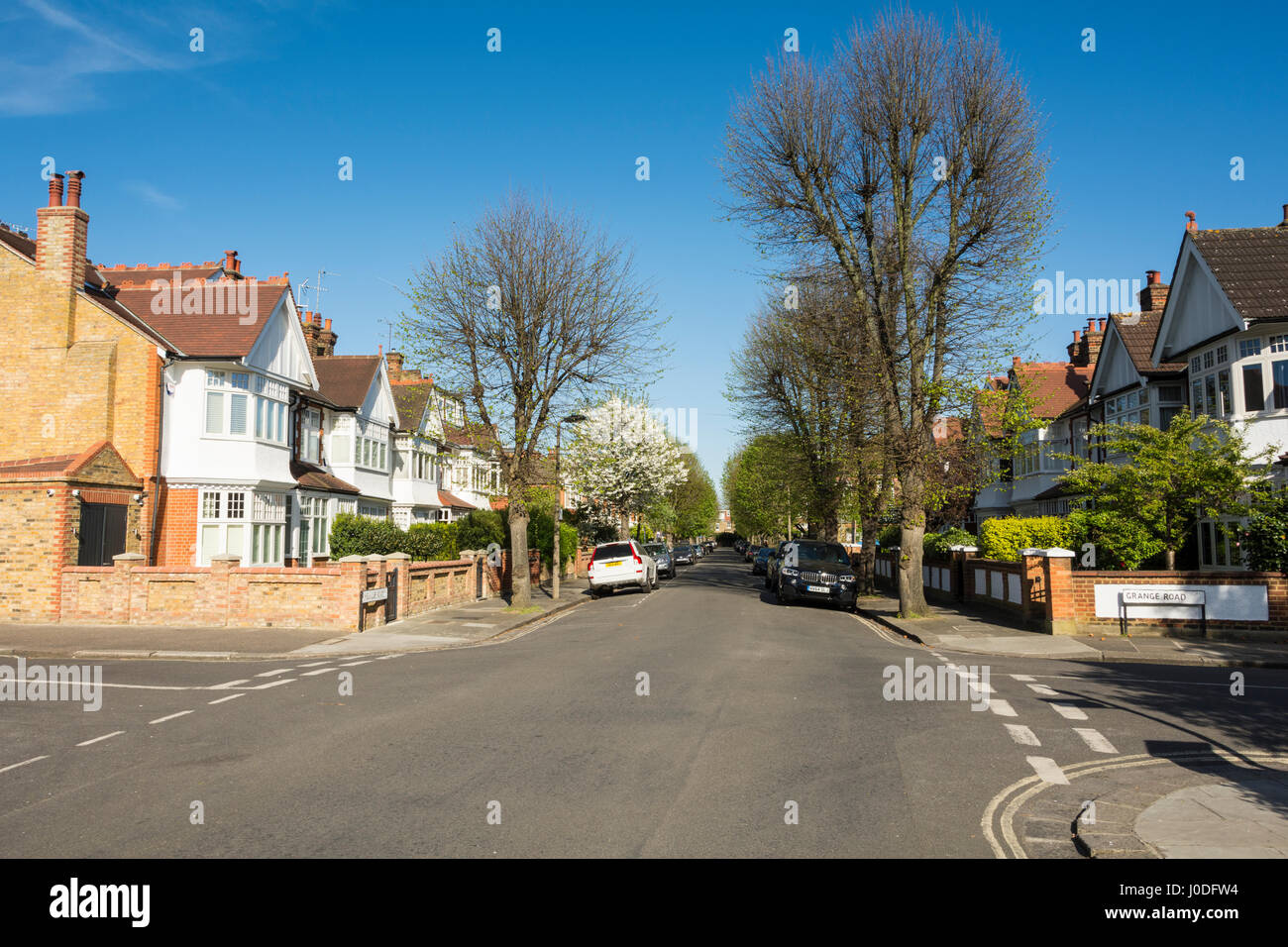 Grünen, ruhigen Vorortstraßen in Barnes, SW-London, England, UK Stockfoto