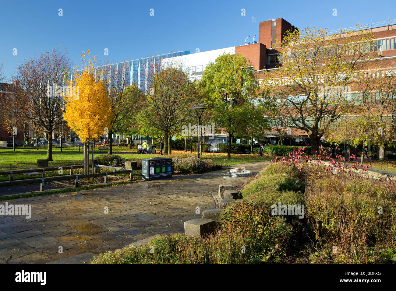 Manchester Metropolitan University (inc Business School, Jura und Kenneth Green Library) aus allen Heiligen Park, Manchester, Gtr Manchester, UK Stockfoto