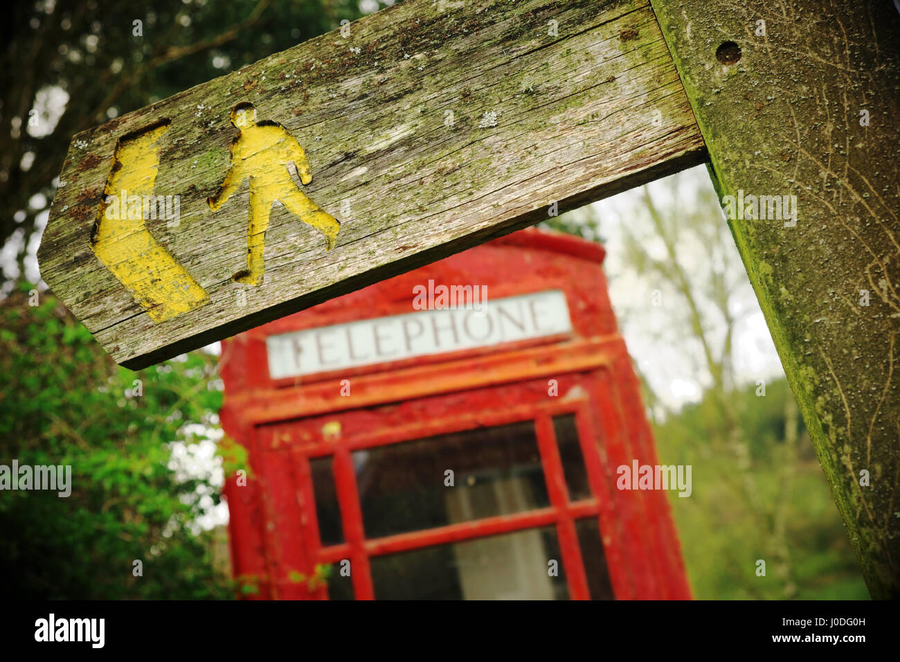 Ländliches Dorf rot BT Phonebox neben einem Fußweg anmelden Cascob Powys Wales Stockfoto