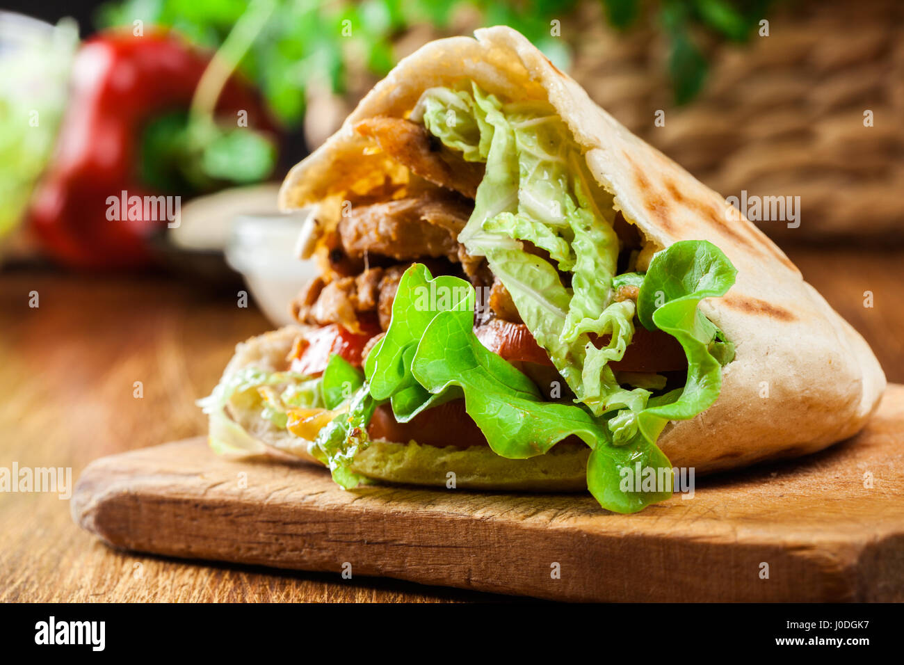 Döner - Gebratenes Hühnerfleisch mit Gemüse in Pita-Brot Stockfoto
