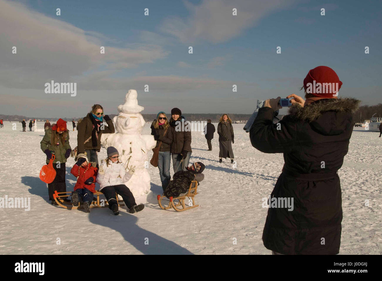 Winterurlaub mit großen Schneemann auf dem gefrorenen Wannsee in Berlin Stockfoto