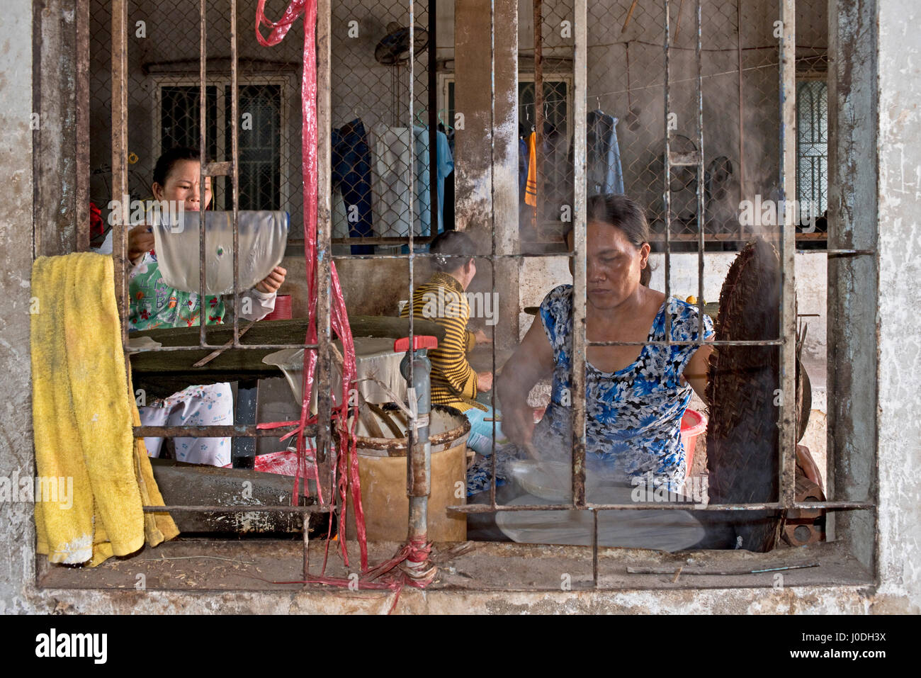 Horizontale Porträt von Damen, die Herstellung von traditionellen Reis Papier in Vietnam. Stockfoto