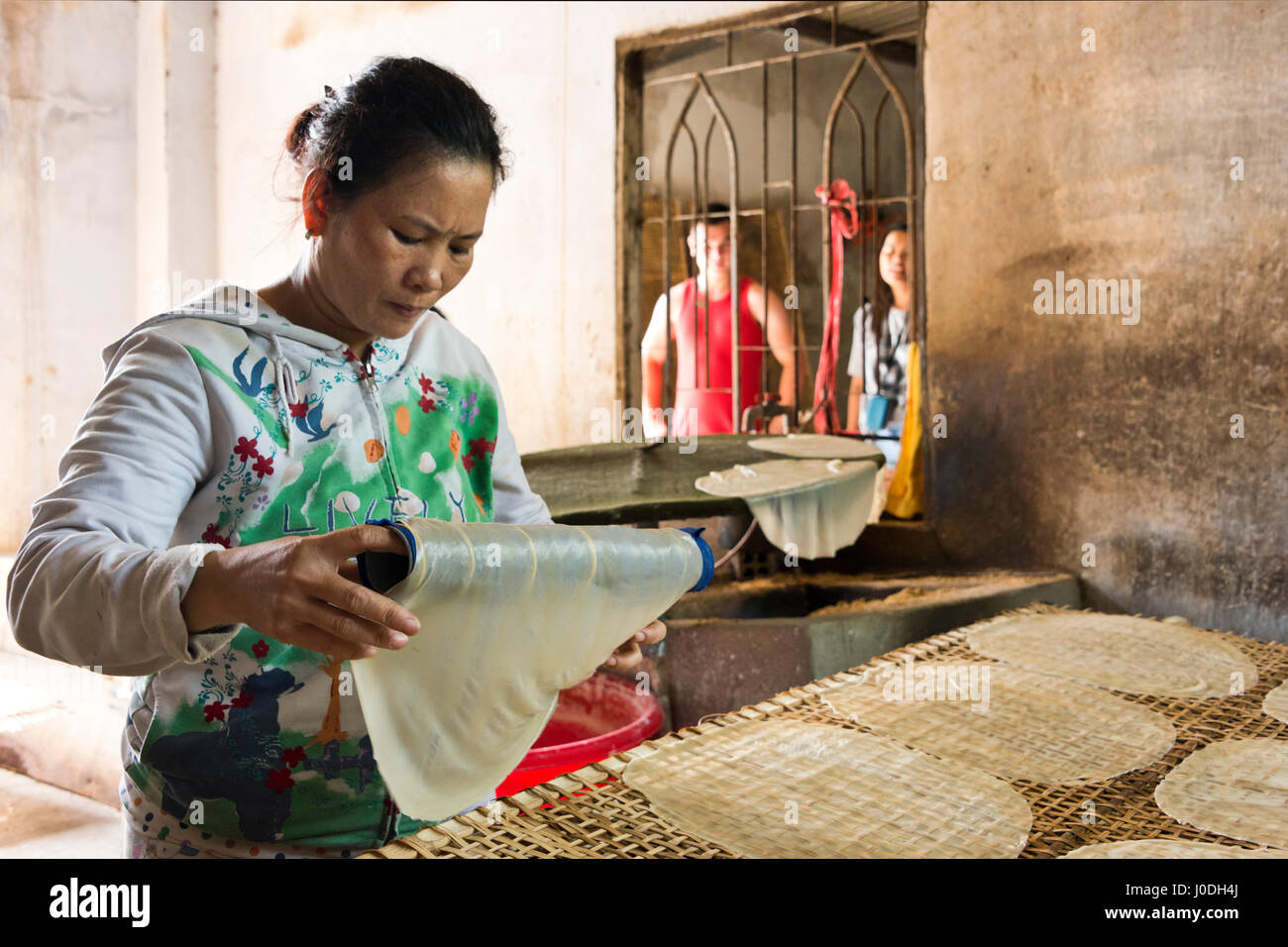 Horizontale Porträt von Damen, die Herstellung von traditionellen Reis Papier in Vietnam. Stockfoto