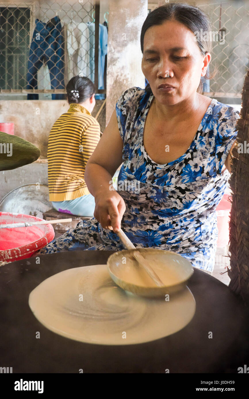 Vertikale Ansicht von Damen, die Herstellung von traditionellen Reis Papier in Vietnam. Stockfoto