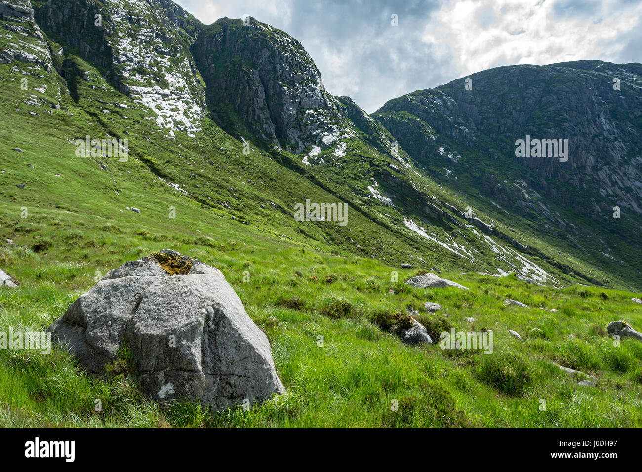 Vergletscherten Felsen an der Spitze der vergiftet Glen, Derryveagh Mountains, County Donegal, Irland Stockfoto