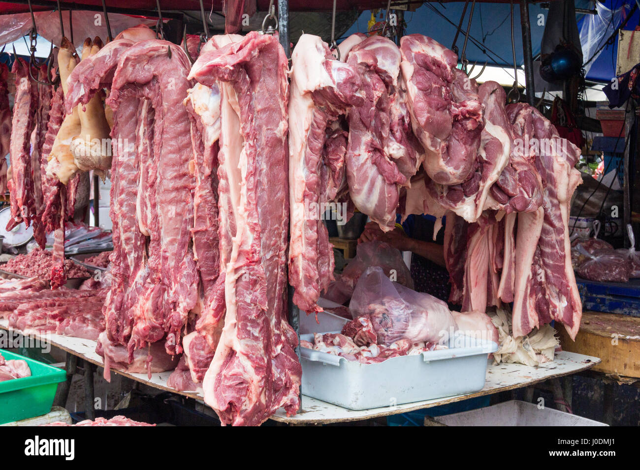 Fleisch hängen an einem Stand auf der größten bngkok Wet Market am Khlong Toei, Thailand Stockfoto