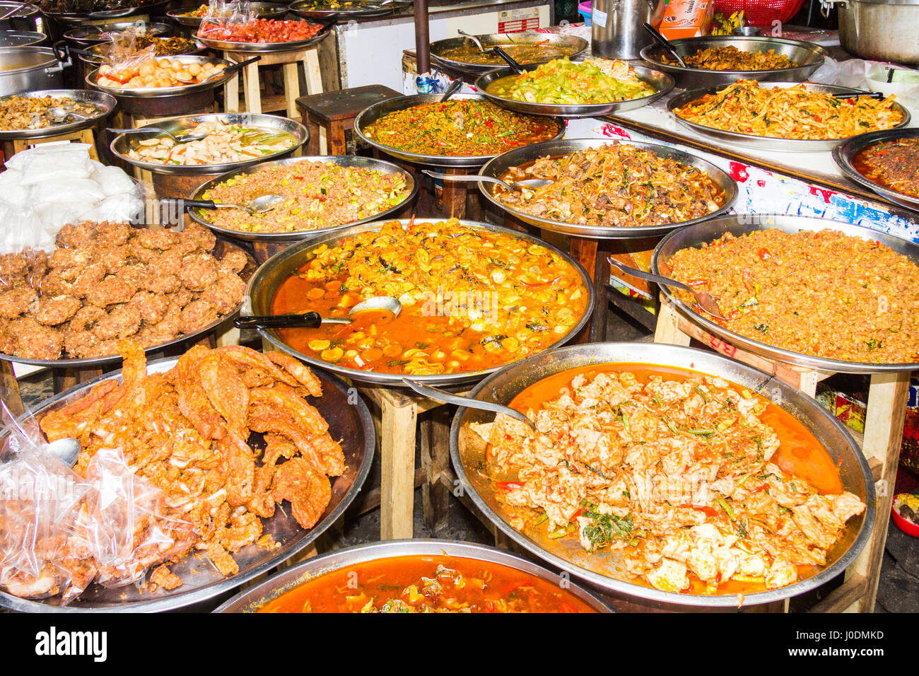 Verschiedene Thai-Food auf Platten auf einer Straße Garküche in Bangkok, Thailand Stockfoto