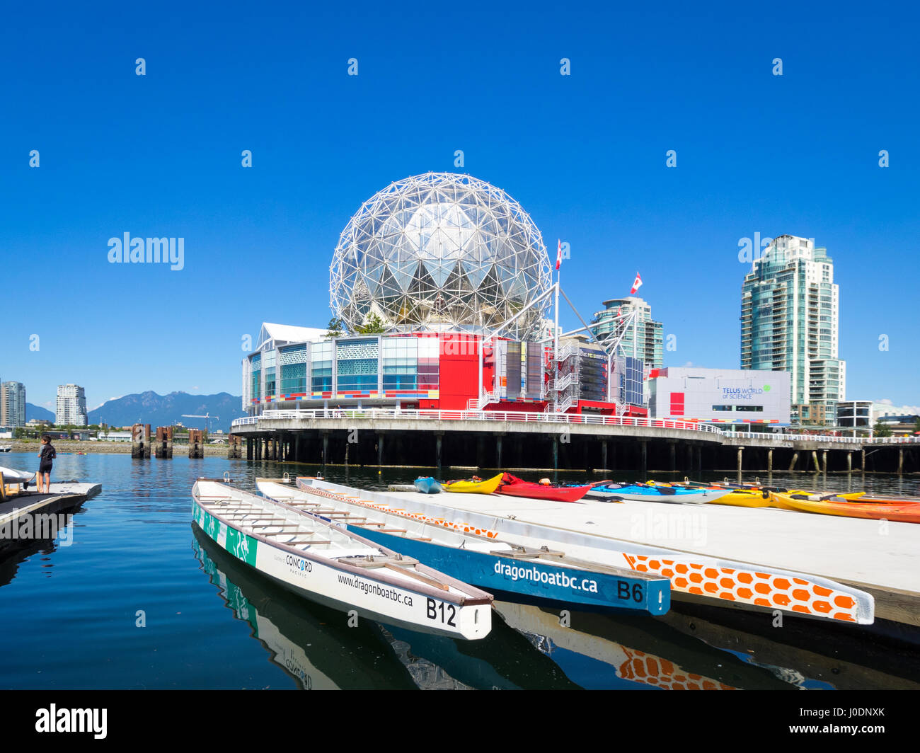 Science World Telus World of Science (Hintergrund) und dem Dragon Zone paddeln Club (im Vordergrund) auf False Creek in Vancouver, BC, Kanada. Stockfoto