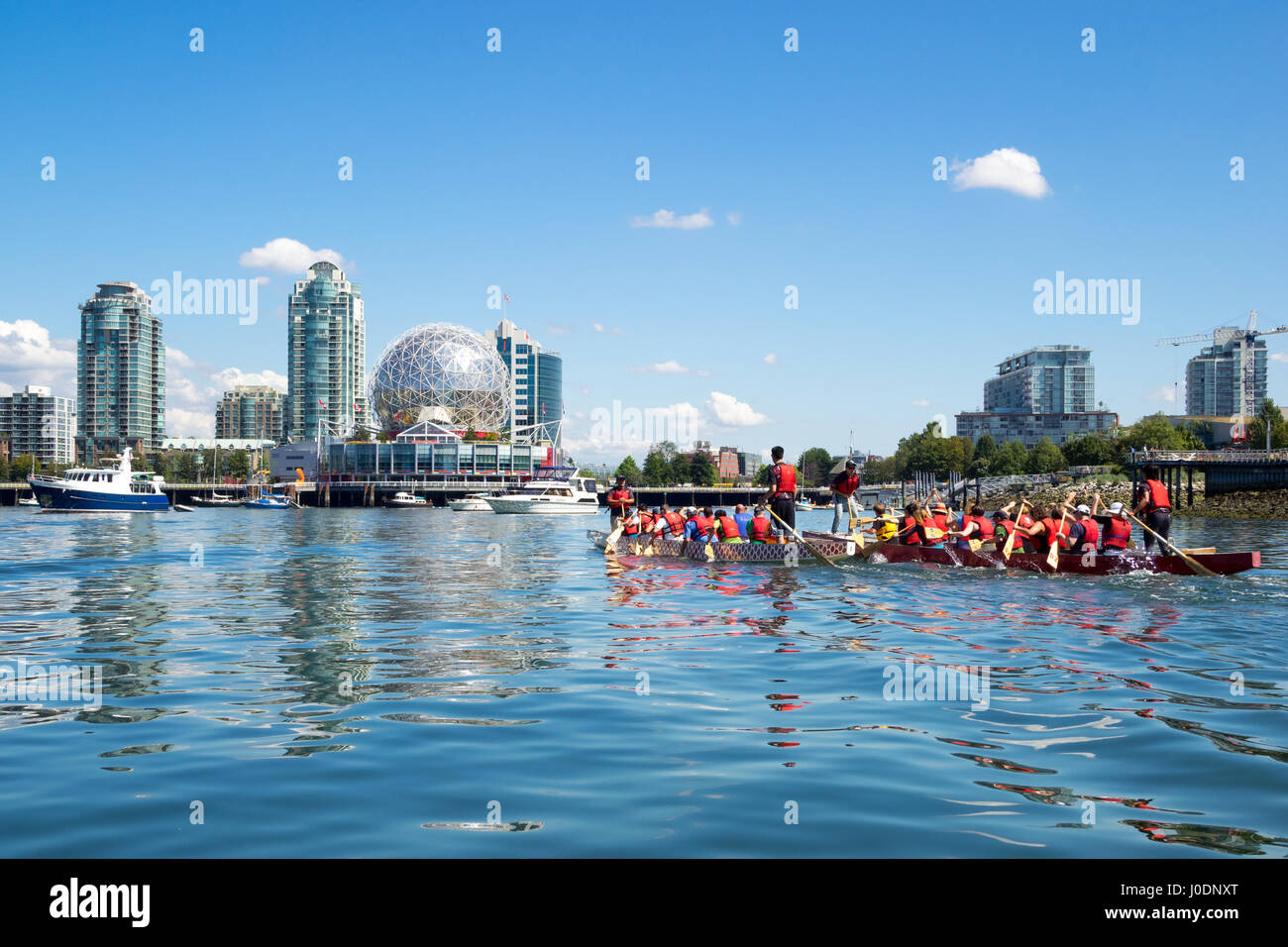 Drachenbootrennen am False Creek vor Science World bei Telus World of Science in Vancouver, British Columbia, Kanada. Stockfoto